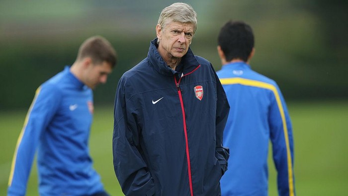 ST ALBANS, ENGLAND - NOVEMBER 05:  Manager Arsene Wenger of Arsenal oversees a training session at London Colney on November 5, 2013 in St Albans, England.  (Photo by Ian Walton/Getty Images)