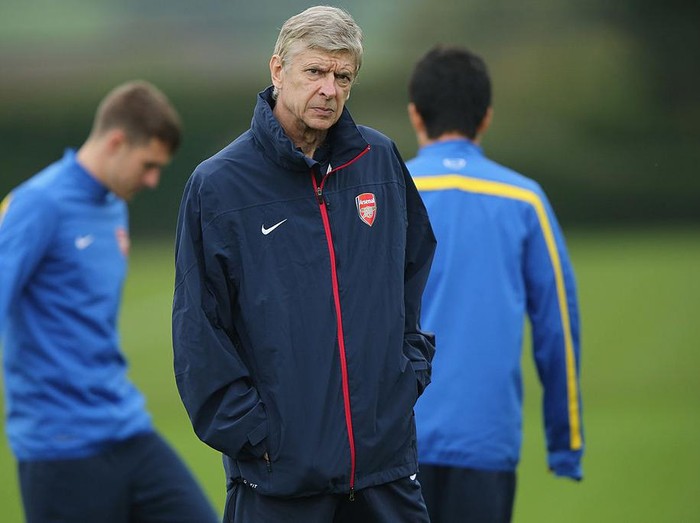 ST ALBANS, ENGLAND - NOVEMBER 05:  Manager Arsene Wenger of Arsenal oversees a training session at London Colney on November 5, 2013 in St Albans, England.  (Photo by Ian Walton/Getty Images)