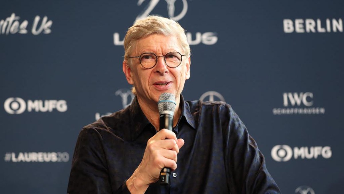 Arsene Wenger menggagas lemparan ke dalam menggunakan kaki. (Foto: Getty Images for Laureus/Boris Streubel)
