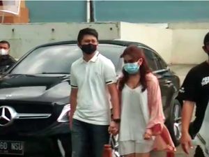 Potret Ayu Ting Ting Digandeng Adit Jayusman Si Mantu Idaman Umi Kalsum