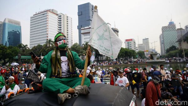 Potret Terkini Demo Omnibus Law PA 212 dkk di Patung Kuda