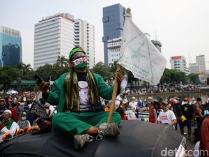 Potret Terkini Demo Omnibus Law PA 212 dkk di Patung Kuda Potret Terkini Demo Omnibus Law PA 212 dkk di Patung Kuda