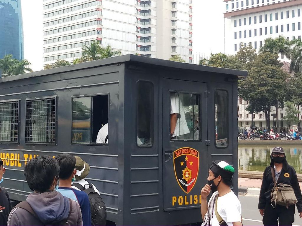 Belasan Massa Demo di Patung Kuda Diangkut Polisi