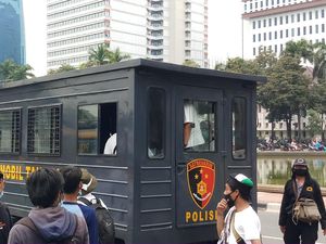 Belasan Massa Demo di Patung Kuda Diangkut Polisi Belasan Massa Demo di Patung Kuda Diangkut Polisi