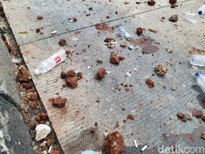 Penampakan Bebatuan-Botol Plastik Sisa Ricuh di Medan Merdeka Barat