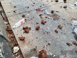 Penampakan Bebatuan-Botol Plastik Sisa Ricuh di Medan Merdeka Barat