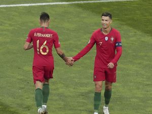 Jabat Tangan Canggung Cristiano Ronaldo dan Bruno Fernandes
