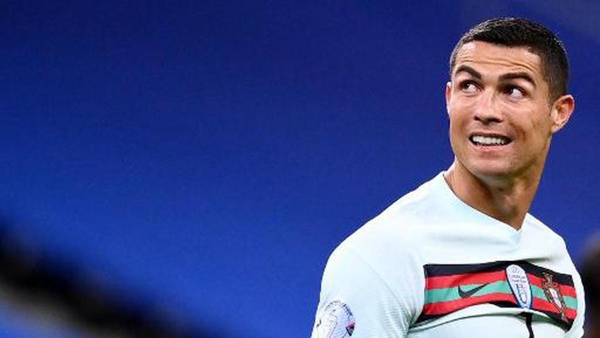 Cristiano Ronaldo bikin Eduardo Camavinga girang lewat jersey. (Foto: AFP/FRANCK FIFE)