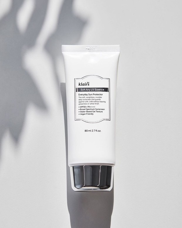 Dear Klairs Soft Airy UV Essence SPF 50 PA++++/instagram.com/dear_klairs Klairs Soft Airy UV Essence SPF 50 PA ++++ merupakan pelindung kulit dari matahari yang digunakan untuk sehari-hari dan sangat cocok untuk kulit sensitif.