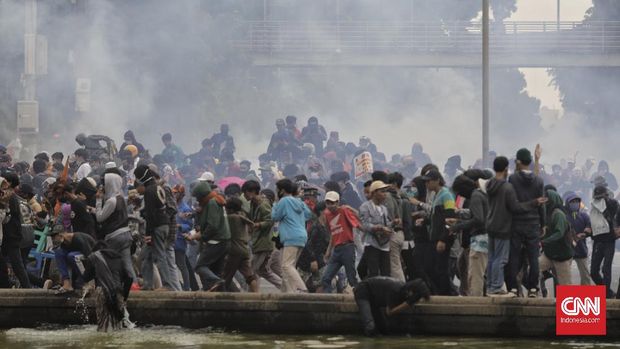 Massa aksi menolak pengesahan omnibus law bentrok dengan aparat kepolisian di bundaran Patung Kuda, Jakarta, Selasa, 13 Oktober 2020. CNN Indonesia/Adhi Wicaksono