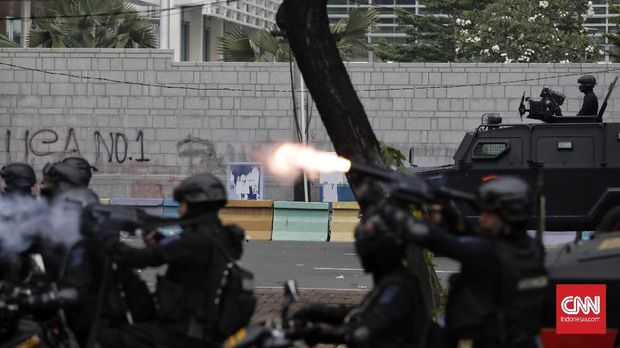 Massa aksi menolak pengesahan omnibus law bentrok dengan aparat kepolisian di bundaran Patung Kuda, Jakarta, Selasa, 13 Oktober 2020. CNN Indonesia/Adhi Wicaksono