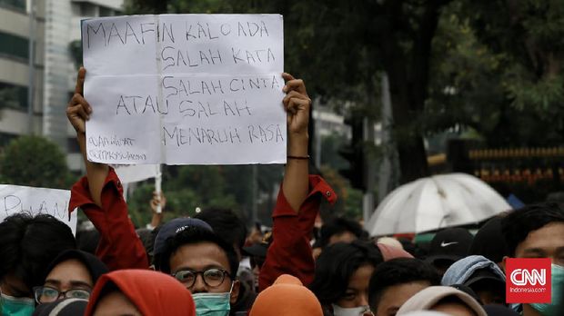 Massa aksi menolak pengesahan omnibus law di bundaran Patung Kuda, Jakarta, Selasa, 13 Oktober 2020. CNN Indonesia/Andry Novelino