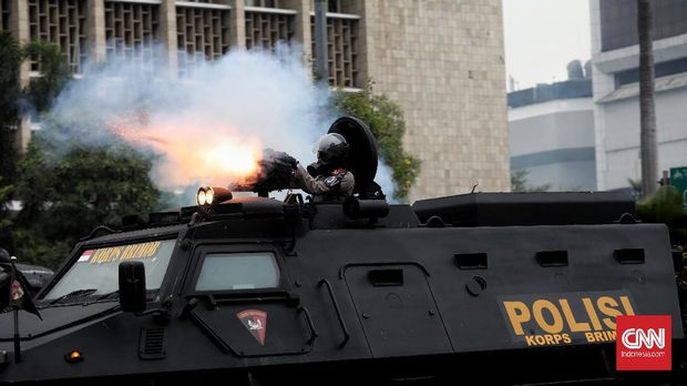 Polisi menembakan gas air Mata ke massa pendemo Di kawasan MH Thamrin, Jakarta, Selasa, 13 Oktober 2020.