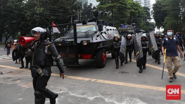 Polisi memukul mundur para pendemo Di kawasan sabang, Jakarta. CNN Indonesia/Safir Makki