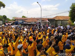 Massa #MagelangBergerak2 Demo Tolak Omnibus Law di Gedung DPRD