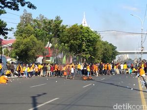 Aksi Tolak Omnibus Law di DPRD Sulsel, Massa Tutup Jalan Poros di Makassar