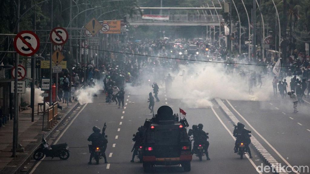 Momen Demonstran Kocar-kacir Saat Dibubarkan Polisi