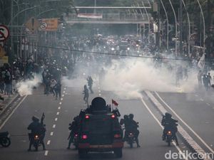 Momen Demonstran Kocar-kacir Saat Dibubarkan Polisi