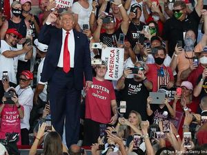 Kampanye Pertama Trump Sejak Tertular COVID-19 Dikhawatirkan Para Ahli