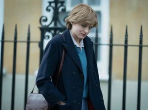 Emma Corrin Merasa Aneh Ikut Golden Globe Tapi Tak Datang Langsung