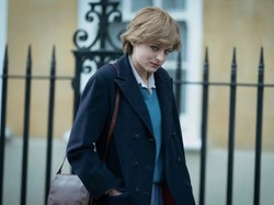 Emma Corrin Merasa Aneh Ikut Golden Globe Tapi Tak Datang Langsung