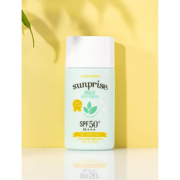 Etude House Sunprise Mild Airy Finish SPF50+/PA+++/shopee.com Etude House memiliki produk sunscreen nati-greasy dan lengket saat diaplikasikannya sekaligus melindungi kulit dari sinar UV.