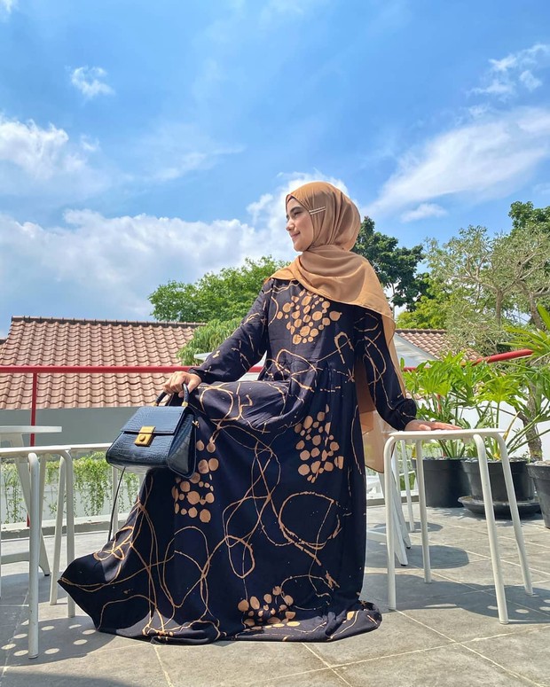 Gaya Nadya Mustika saat mengenakan gamis katun rayon