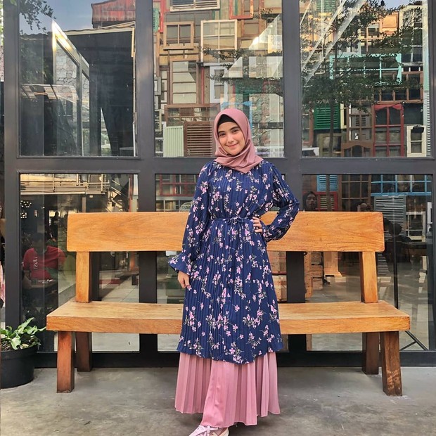 Gaya Nadya Mustika saat mengenakan gamis plisket