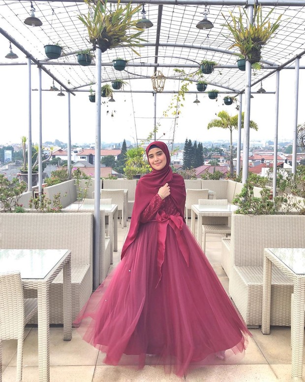 Gaya Nadya Mustika saat menggunakan gamis tile mewah