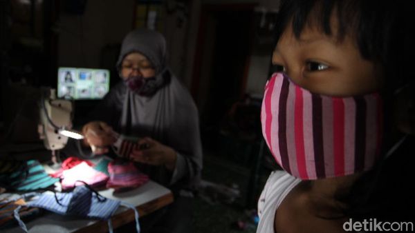 Geliat Masker Berbahan Kain Lurik