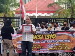 GUIB Magetan Demo Omnibus Law dan Titip Nampan Lengser untuk Pak Jokowi