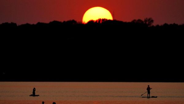 Melihat Keindahan Matahari Terbenam di Danau Kansas