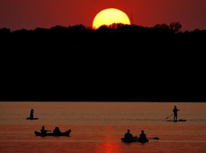 Melihat Keindahan Matahari Terbenam di Danau Kansas Melihat Keindahan Matahari Terbenam di Danau Kansas
