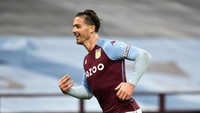 Di pos sayap kanan secara mengejutkan ada Jack Grealish. Pemain Aston Villa ini memang terus mencuri perhatian dengan pertunjukan teknik yang jempolan (Getty Images/Pool)