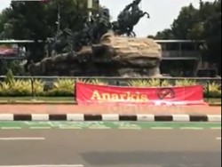 Jelang Demo PA 212 Cs, Spanduk Kecam Anarkisme Mejeng di Patung Kuda