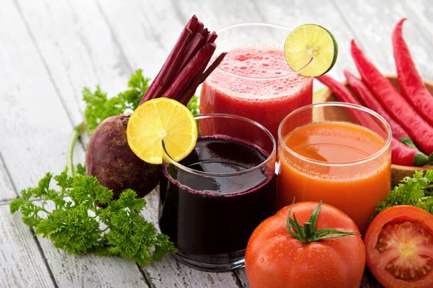 Juice fasting atau yang dikenal sebagai pembersih atau detoks dengan mengonsumsi jus buah dan sayuran buatan sendiri.