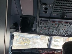 Gegara Badai Es, Kaca Kokpit Pesawat Ini Retak di Tengah Penerbangan