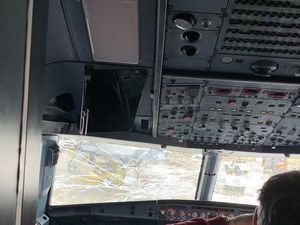 Gegara Badai Es, Kaca Kokpit Pesawat Ini Retak di Tengah Penerbangan Gegara Badai Es, Kaca Kokpit Pesawat Ini Retak di Tengah Penerbangan