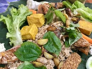 Kangen Makan Bareng di Restoran? Yuk, Liwetan Seru di Sini!