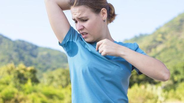 Pernahkah kamu menggunakan deodoran saat ketiakmu masih dalam keadaan basah atau berkeringat? Jika iya, jangan mengulanginya lagi ya! Sebab, menggunakan deodoran saat tubuh berkeringat enggak akan efektif.