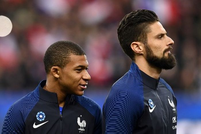 Kylian Mbappe, Olivier Giroud Frances forward Kylian Mbappe (L) and Frances forward Olivier Giroud (R) look on prior to the friendly football match between France and Wales at the Stade de France stadium, in Saint-Denis, on the outskirts of Paris, on November 10, 2017. - Frances players have the Frances cornflower embroided on their jerseys in order to pay a tribute to the victims of the terrorist attacks of November 13, 2015, and also to honor the memory of veterans on the eve of November 11. (Photo by FRANCK FIFE / AFP)