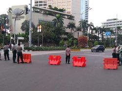 Massa Demo Ricuh di Patung Kuda, Lalin di HI ke Monas Ditutup