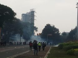 Video Massa Ricuh di Patung Kuda, Polisi Pukul Mundur