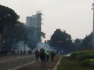 Dikejar hingga Arah Tugu Tani, Massa Masih Lempar Batu ke Polisi