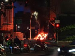 Petang Menjelang, Massa Bakar-bakar di Bawah Jalan Layang Arah Tanah Abang