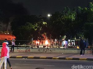 Massa Perusuh Kembali Bakar-bakar di Bawah Jalan Layang Cideng Massa Perusuh Kembali Bakar-bakar di Bawah Jalan Layang Cideng