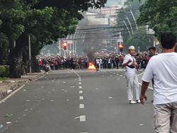 Massa Bakar Ban-Blokade Jalan Jatibaru, Polisi Tembakkan Gas Air Mata