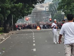 Massa Bakar Ban-Blokade Jalan Jatibaru, Polisi Tembakkan Gas Air Mata