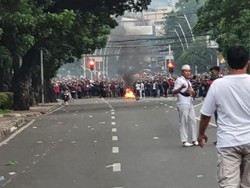 Massa Bakar Ban-Blokade Jalan Jatibaru, Polisi Tembakkan Gas Air Mata