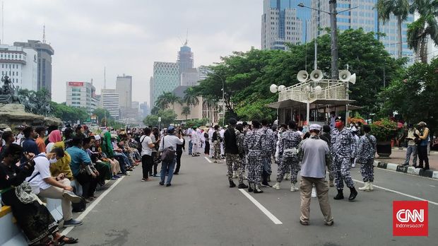 Ratusan massa yang akan menggelar aksi unjuk rasa menolak Omnibus Law Cipta Kerja mulai memadati area sekitar Patung Kuda, Jakarta Pusat, Selasa (13/10).